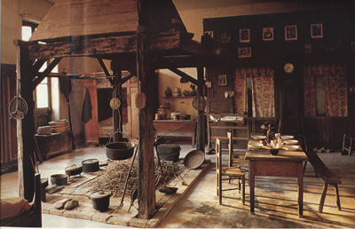 Musée forézien Alice Taverne - Ambierle (Loire) - Grande salle à cheminée centrale (Chauffant au large) Musée forézien Alice Taverne - Ambierle (Loire) - Grande salle à cheminée centrale (Chauffant au large)