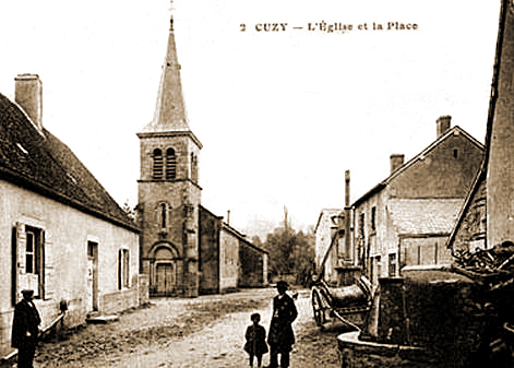 Cuzy (71) - L'Eglise et la Place Cuzy (71) - L'Eglise et la Place