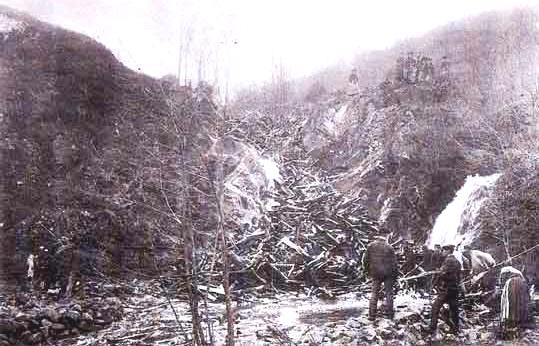 Petit flot sur le Caillot au lieu-dit : Le saut de Gouloux Petit flot sur le Caillot au lieu-dit : Le saut de Gouloux