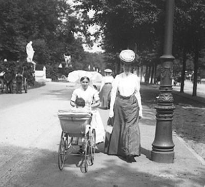 La nourrice en promenade La nourrice en promenade